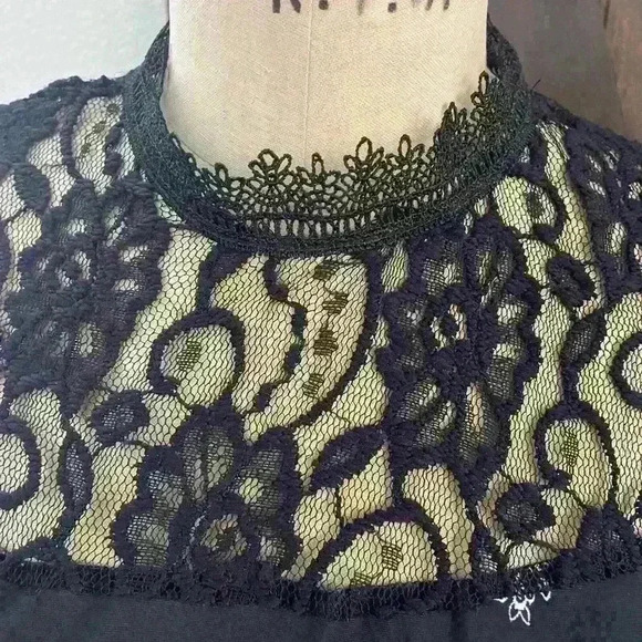 Lavish Cold Shoulder Size Small with Lace Details Printed Black and White - Picture 5 of 7